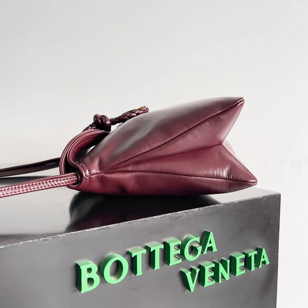 Batch 1680 Inspired by the 1970s, the Bottega Veneta women's logo shoulder bag has a smooth leather surface that brings a clean and handsome feel, just like the neatness and tenacity of a working woman. The front buckle is made of high-quality hardware pendant, the overall retro elegance, and the excellent leather feels soft. This Bottega Veneta series can be described as beautiful, weakening the complexity of the outfit, not competing for it, and only using the best quality to interpret itself. Style number: 806034 (large size) Size: 30*20*8cm